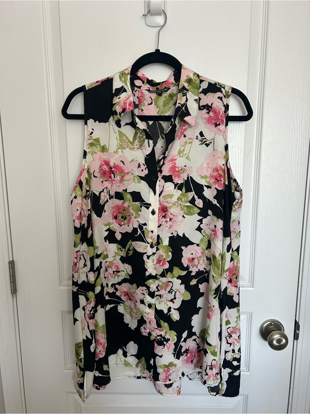 Unique Spectrum Black Floral Sleeveless Button-Front Blouse
